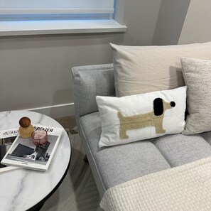 Smart TV, books - Brand New Award Winning Townhouse|3BR|Van West|Skytrain|12 min to Airport & DT (Vancouver)