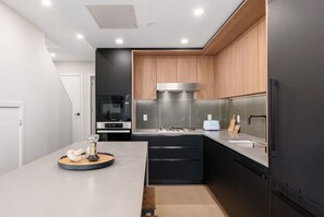Fridge, microwave, oven, stovetop - Brand New Award Winning Townhouse|3BR|Van West|Skytrain|12 min to Airport & DT (Vancouver)