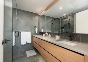 Dusche, Haartrockner, Handtücher, Seife