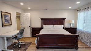 4 bedrooms, desk, free WiFi, bed sheets - Cozy private gated home 5 mins to airport (SeaTac)