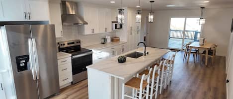 Fridge, oven, stovetop, dishwasher