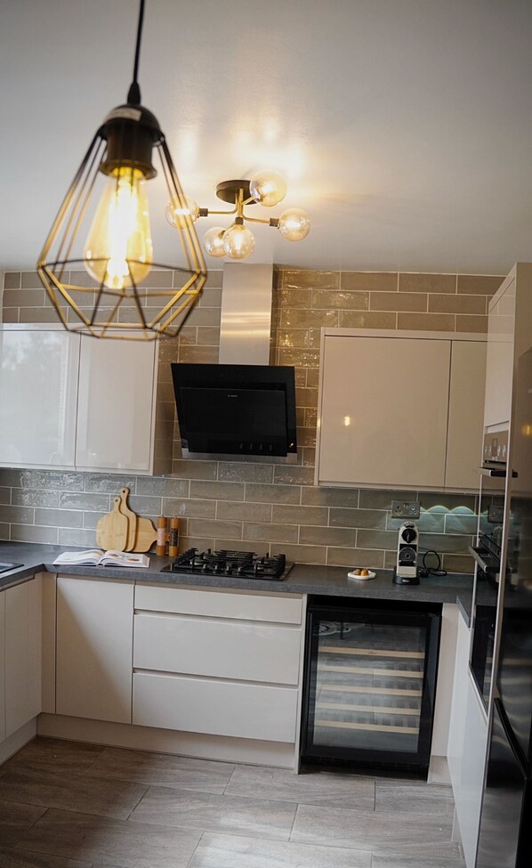 Private kitchen - Elite Unseen Suites! Home that offers a balance of comfort, style & convenience. (Coventry)