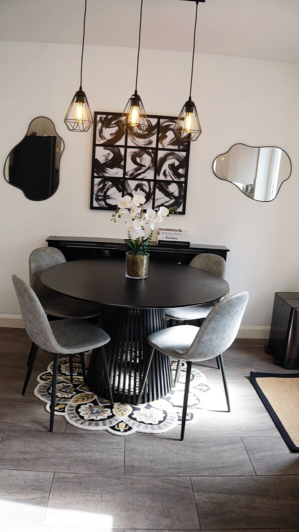 Dining - Elite Unseen Suites! Home that offers a balance of comfort, style & convenience. (Coventry)