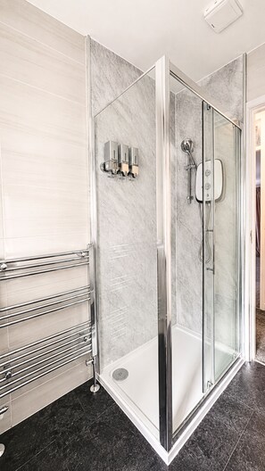 Shower, hair dryer, towels, soap - Elite Unseen Suites! Home that offers a balance of comfort, style & convenience. (Coventry)