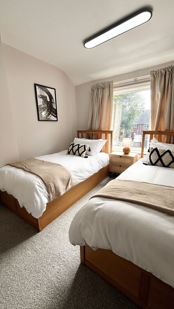 2 habitaciones, tabla de planchar con plancha, wifi y ropa de cama