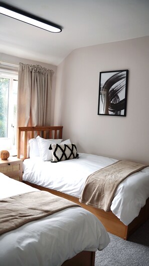 2 habitaciones, tabla de planchar con plancha, wifi y ropa de cama 