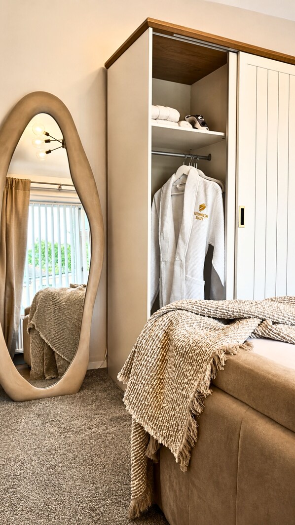 2 habitaciones, tabla de planchar con plancha, wifi y ropa de cama 