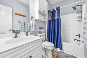Haartrockner, Bidet, Handtücher, Seife