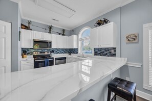 Mikrovågsugn, ugn, spishäll och diskmaskin