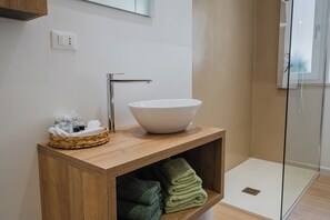 シャワー、ヘアドライヤー、ビデ、タオル