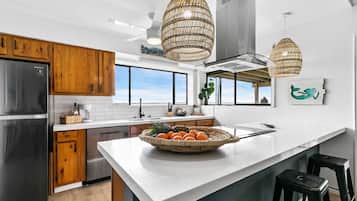 Refrigerador, microondas, horno y parrilla de estufa