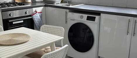 Micro-ondes, four, plaque de cuisson