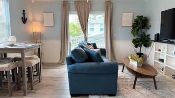 Een televisie en een open haard