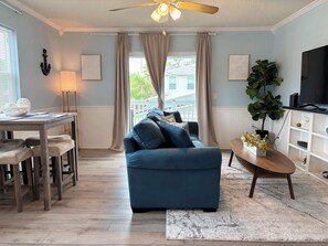 Een televisie en een open haard