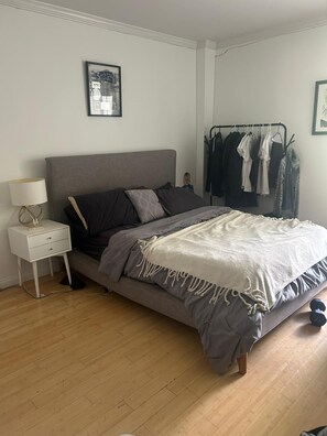 2 habitaciones, tabla de planchar con plancha y ropa de cama 