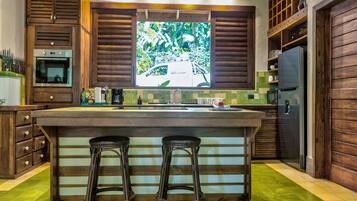 Een koelkast, een magnetron, een oven, een koffiezetapparaat/waterkoker