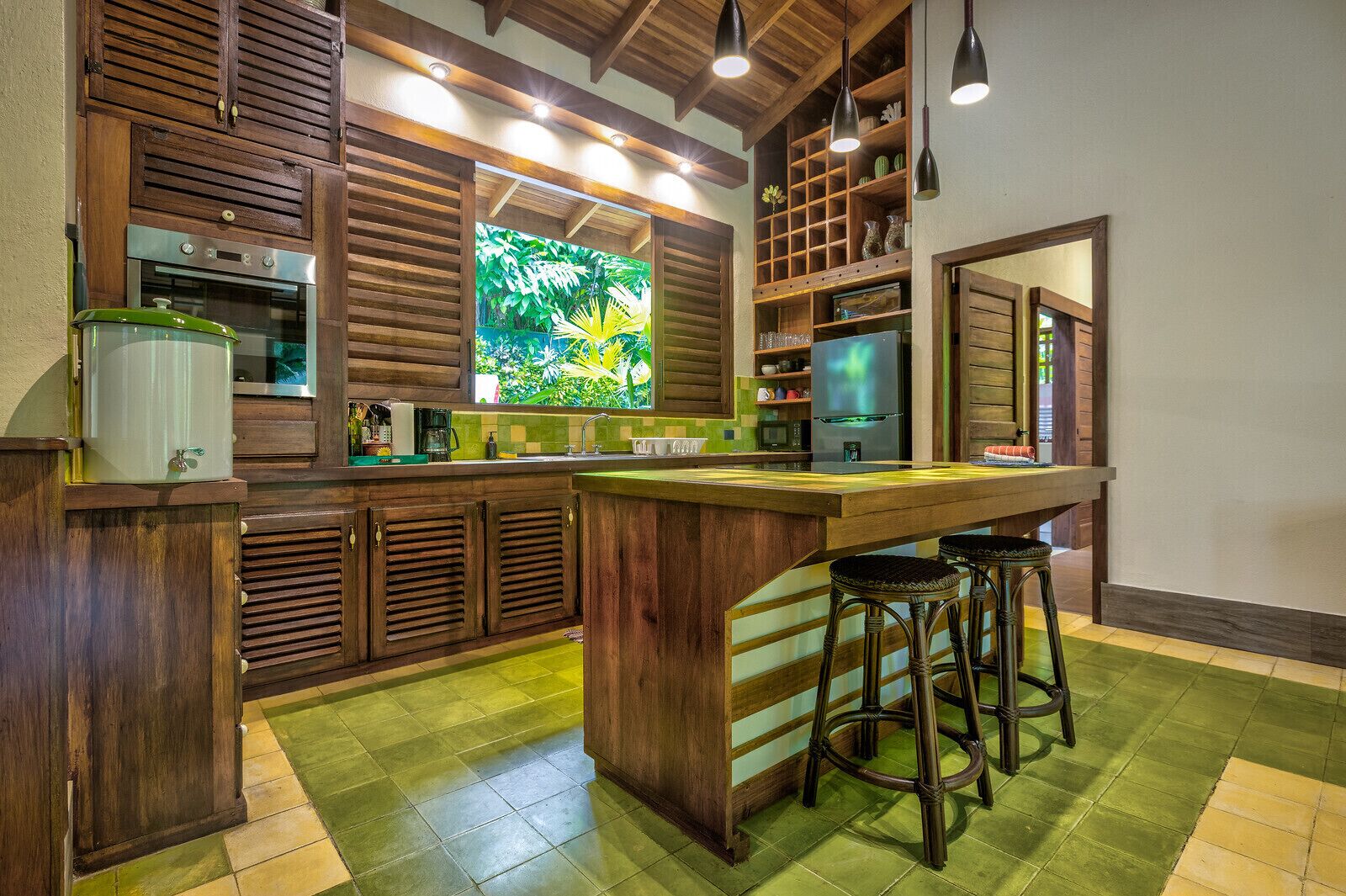 Fridge, microwave, oven, coffee/tea maker