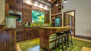 Fridge, microwave, oven, coffee/tea maker