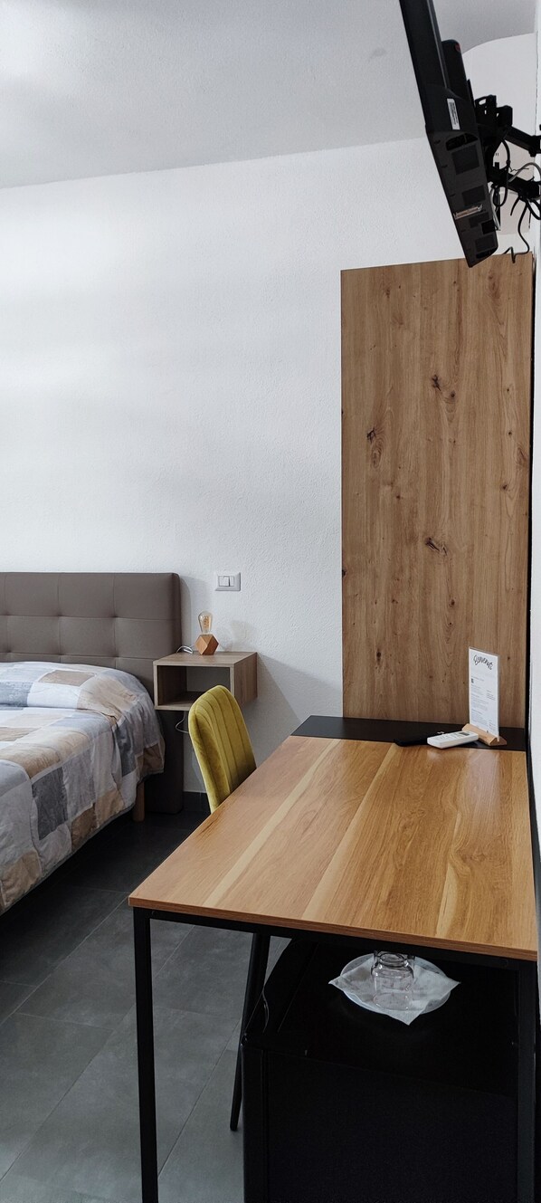 WiFi, bed sheets