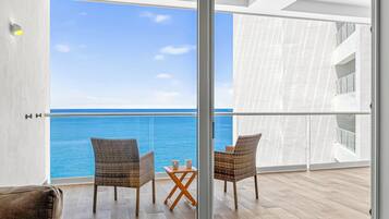 Condo conforto, 2 quartos, sacada, vista para a praia | Sacada