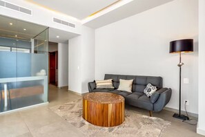 Comfort-Apartment, 2 Schlafzimmer, Balkon, Strandblick | Verdunkelungsvorhänge, Bügeleisen/Bügelbrett, kostenloses WLAN