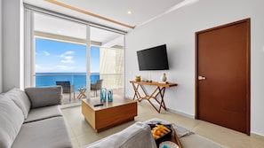 Comfort Condo, 2 Bedrooms, Balcony, Beach View | Living area