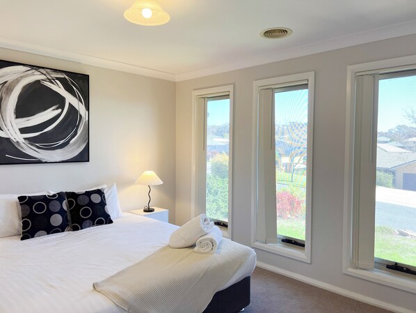 5 quartos, ferros/tábuas de passar roupa, roupa de cama