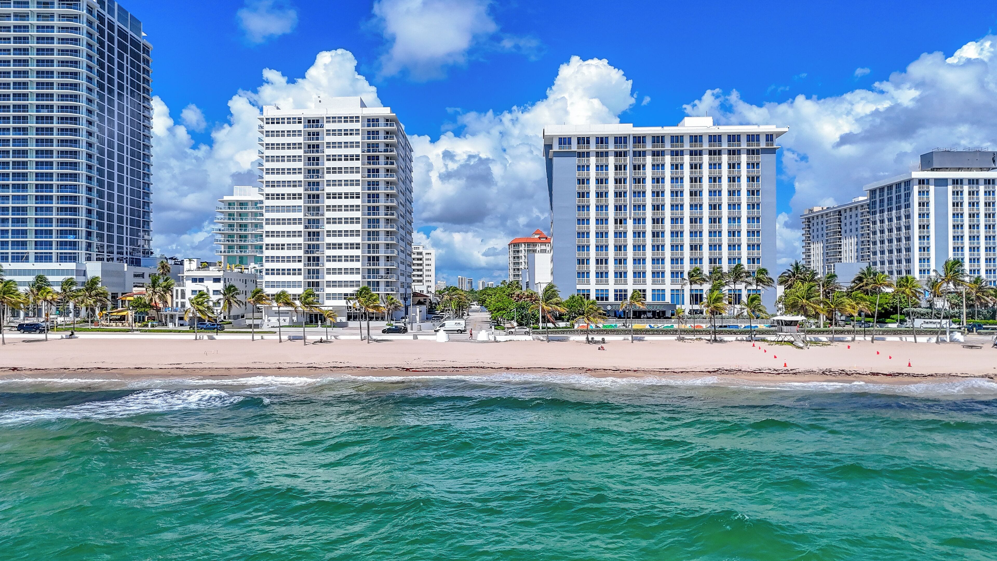 على الشاطئ، كراسي للتشمس، مناشف للشاطئ