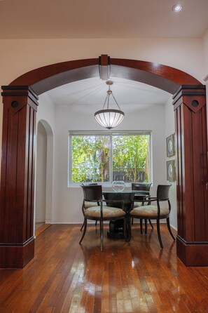 Dining - GU2-On the water-Downtown-Beachfront-Private BBQ (Fort Lauderdale)