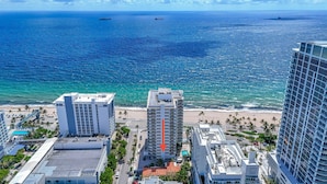 Un hôtel de grande hauteur offrant une vue sur l’océan et la plage.
