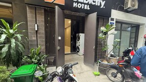 Ein Hotel Eingang mit einem Schild, auf dem 'Cubicity Hotel' steht.