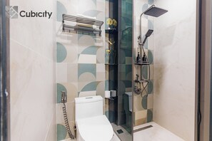 Ein modernes Badezimmer mit Toilette, Dusche und separater Duschkabine.