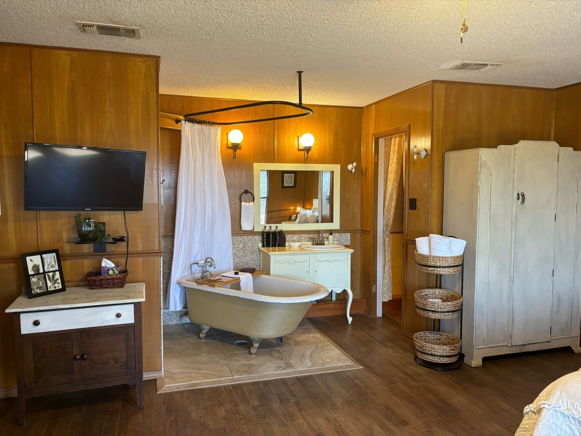 7 chambres, fer et planche à repasser, Wi-Fi, draps fournis