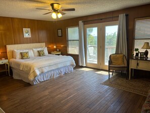 7 bedrooms, iron/ironing board, WiFi, bed sheets - 7 Bedroom Vacation Home in San Marcos/Wimberley, TX (San Marcos)