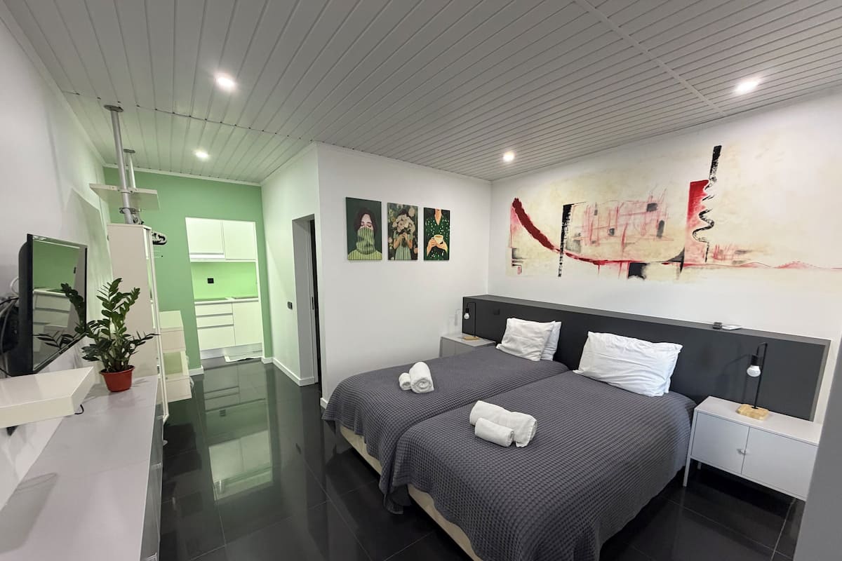 Estúdio, 2 camas individuais | In-room safe, soundproofing, free WiFi