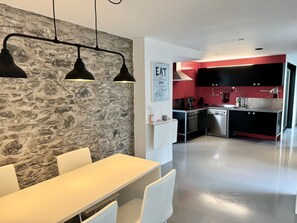 Comfort House | Private kitchen | Fridge, microwave, stovetop, cookware/dishes/utensils - Sea Breeze Studios (Machico)