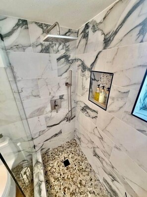 Dusche, Haartrockner, Seife, Shampoo
