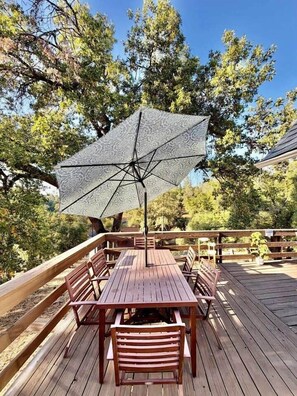 Outdoor dining - Private Hillside Retreat Minutes from Yosemite (Groveland)