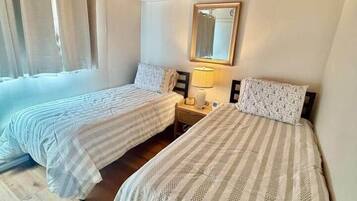 4 bedrooms, iron/ironing board, WiFi, bed sheets