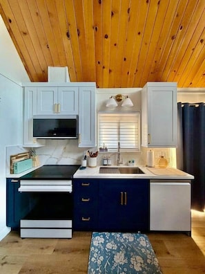 冰箱、微波炉、烤箱、炉灶