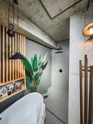 Dusj, hårføner, håndklær og såpe