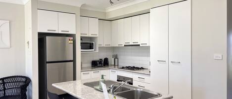 Frigorifero, microonde, forno, piano cottura