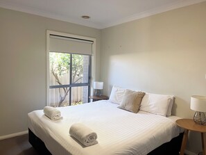 3 habitaciones, tabla de planchar con plancha y ropa de cama 