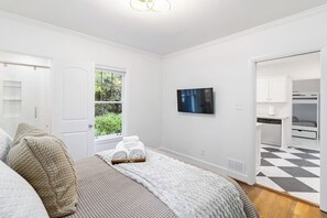 4 bedrooms, desk, iron/ironing board, travel crib