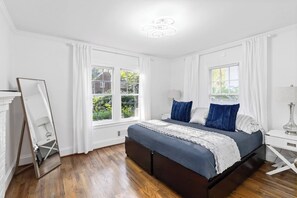 4 bedrooms, desk, iron/ironing board, travel cot
