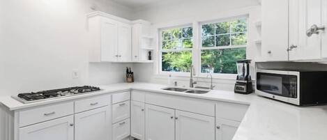 Refrigerador, microondas, horno y parrilla de estufa