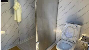 Dusche, Handtücher, Seife, Toilettenpapier