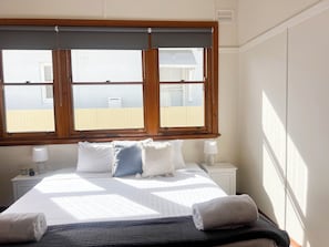 5 bedrooms, iron/ironing board, bed sheets