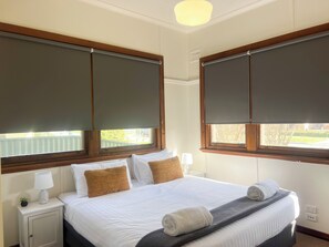 5 bedrooms, iron/ironing board, bed sheets