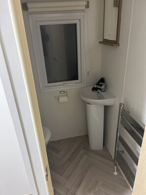 Ducha, secador de pelo, papel higiénico